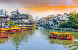 Liburan ke Ho Chi Minh City vs Hanoi